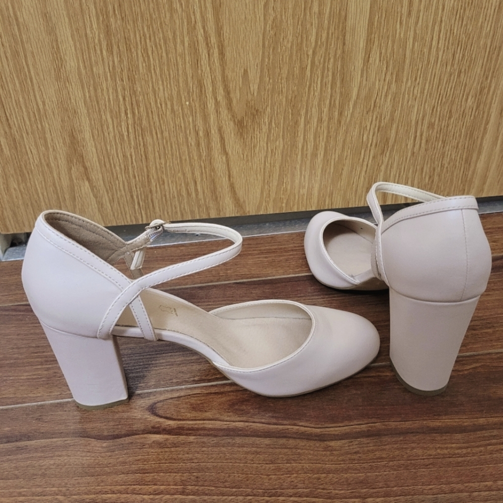 Le Château Nude/Beige Heels